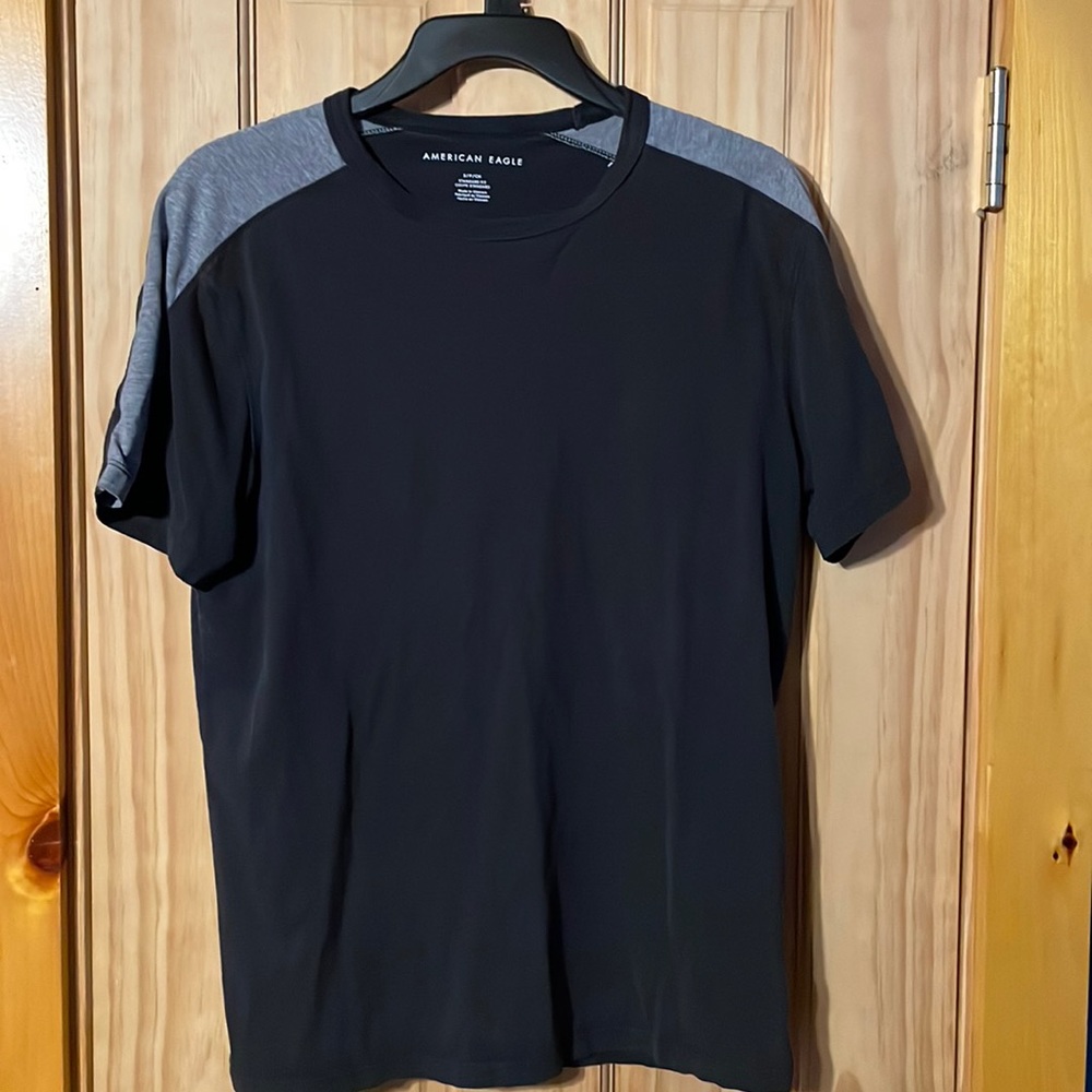 Men’s American eagle tee size small